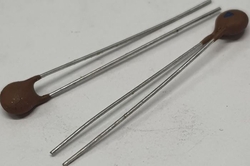0,4p/50V, RM=2,5, keramický kondenzátor